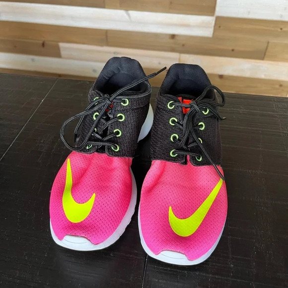 Nike Roshe One Bright GS Size 4.5 Y - Picture 2 of 8